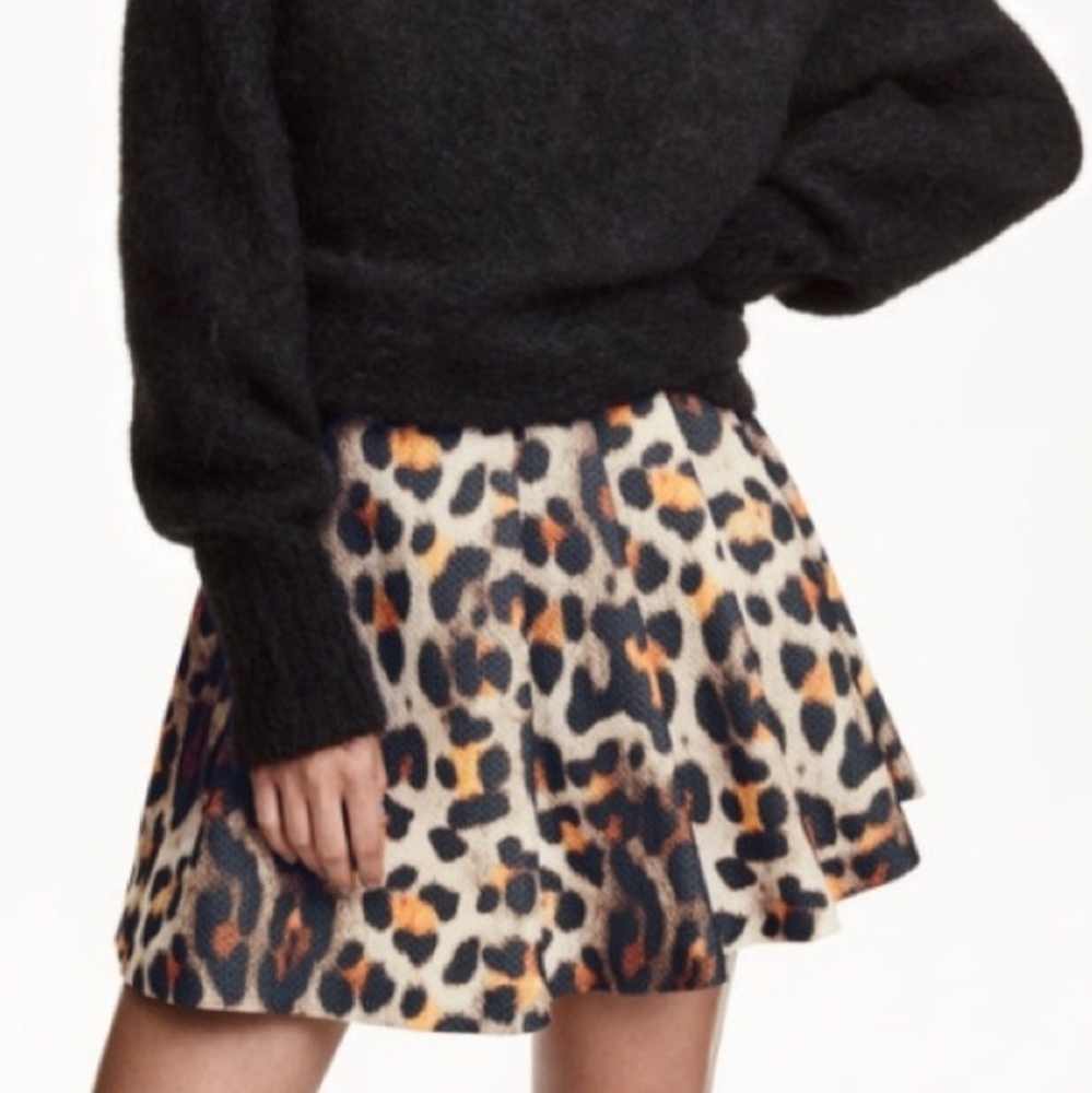 H&M Pleated Leopard Print Skirt - Size 10